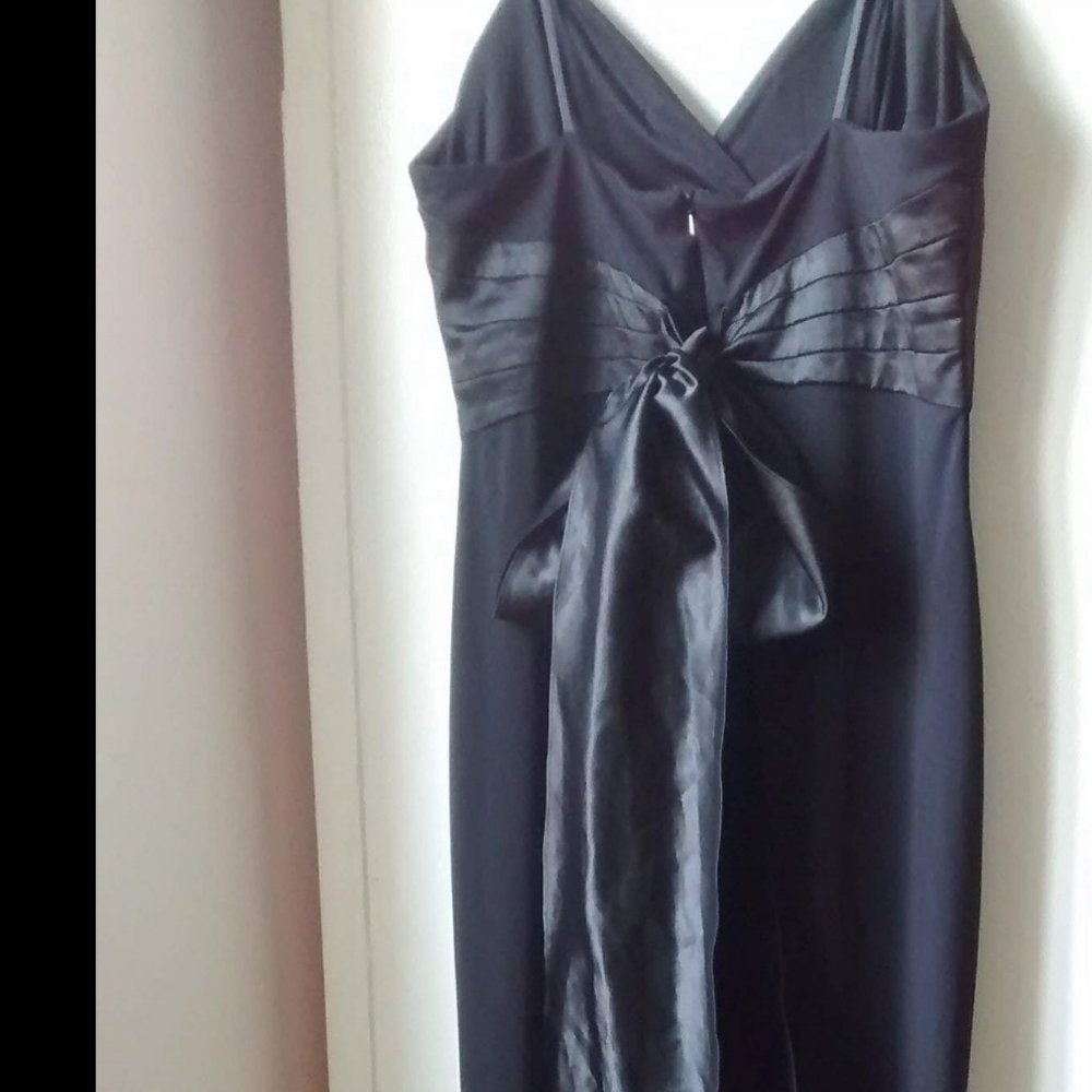 BLACK GOWN - Picture 8 of 8